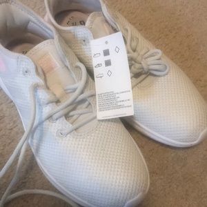 Nice walking 🚶🏾‍♀️ tennis shoe 👟